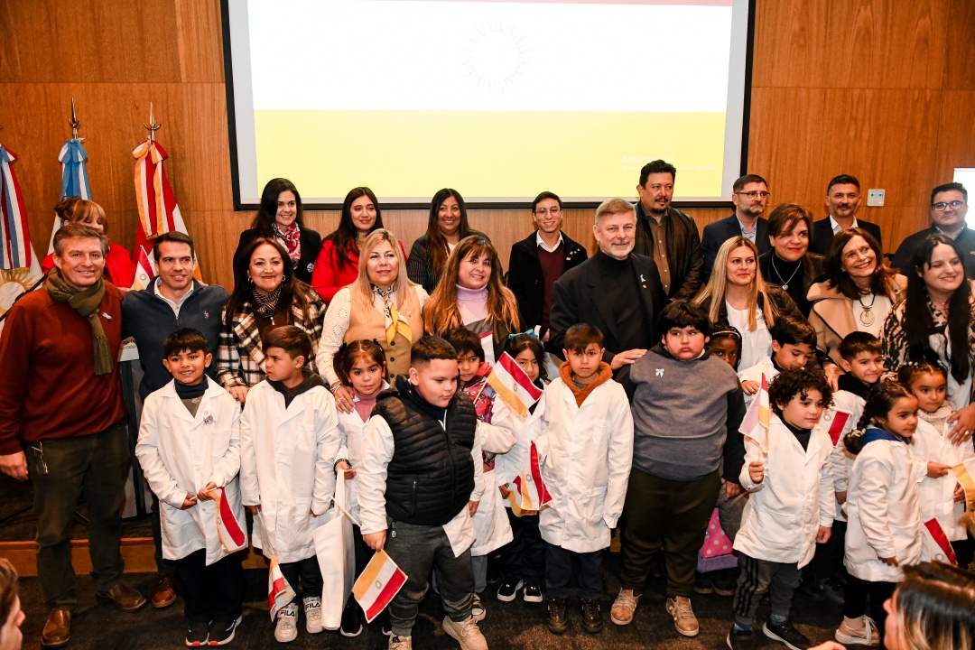 Javier Pretto entregó a escuelas 35 banderas de la ciudad
